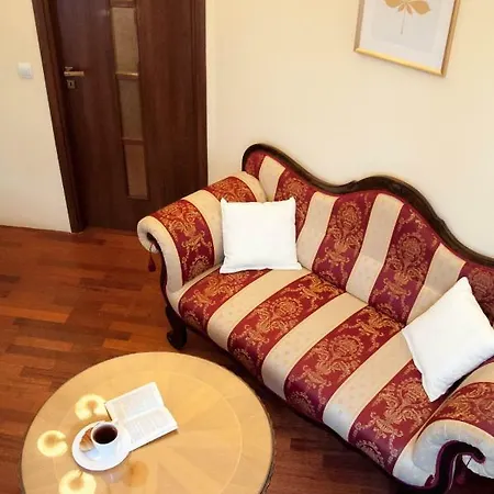 Art Nouveau Centre Homestay *